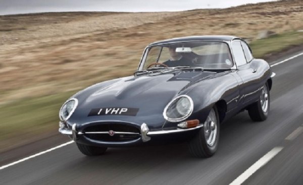 Изминаха повече от шест десетилетия, откакто този британец накара автомобилния свят да спре да се върти. Все още E-Type е широко смятан за най-красивата кола в историята от мнозина. Това, че се появи приблизително по средата на индустрията, може би повдига въпроси какво точно работят дизайнерите оттогава.
Малкълм Сейер от Jaguar има голяма заслуга за формата на роудстъра. Но майсторът на метала Боб Блейк, американец от Северна Дакота, е главният герой, изработил купето.
